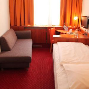 Zimmer mit Kingsize-Bett